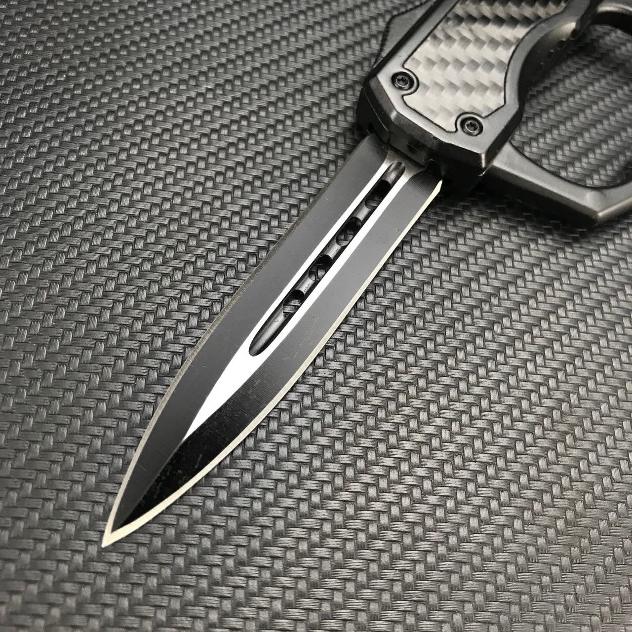 2a43e5c1-c527-4c33-85f9-0b919ff6ec65.jpeg Micro-tech Fist Glove Carbon Fiber OTF OTF Knife