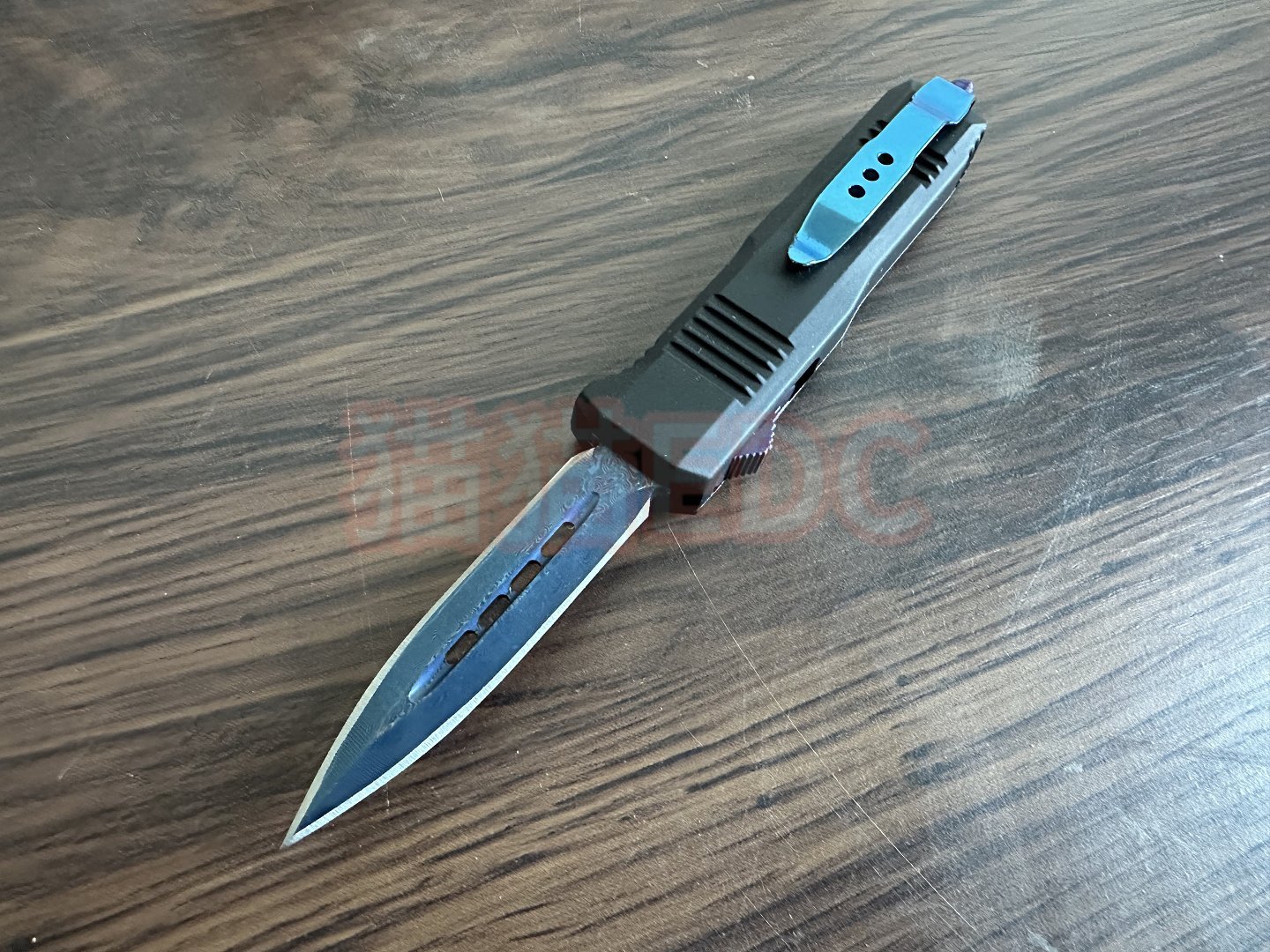 97e89759-4fd1-4768-8ca1-4bb34975687d.jpeg Zinc Handle UT70 Blue Titanium Damascus OTF Knife