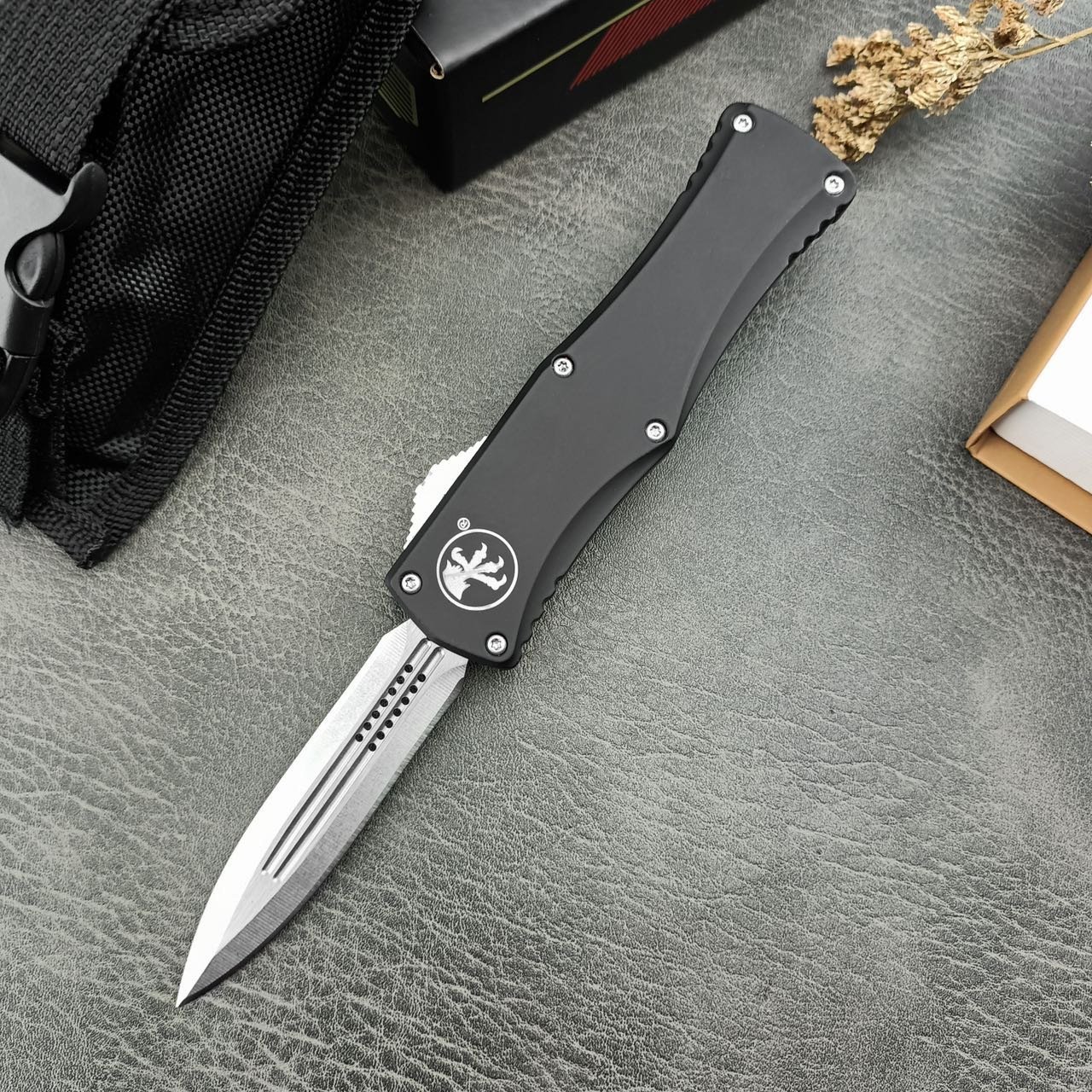 a2822d10-c555-4569-8c0a-b472a714935a.jpeg Zinc Handle Microtech Hera Goddess Flat Handle OTF Knife