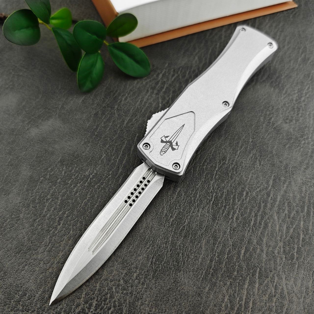 e1ec117a-ea68-41e4-b0af-3c60f9d14913.jpeg Zinc Handle Microtech Hera Goddess White Handle Double Edge OTF Knife